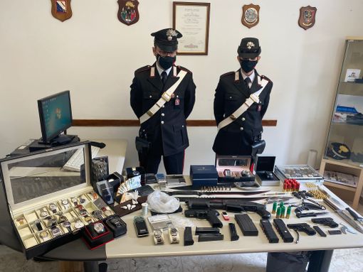 carabinieri con droga e armi sequestrate