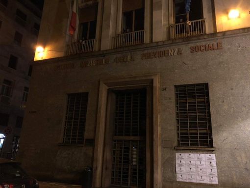 Protesta shock di Casa Pound: necrologi per chi "è morto aspettando la cassa integrazione" Protesta shock di Casa Pound: necrologi per chi "è morto aspettando la cassa integrazione"