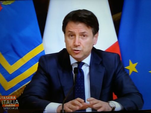 Coronavirus, Conte: "Chiuse tutte le attività che non producono beni essenziali per il Paese" Coronavirus, Conte: "Chiuse tutte le attività che non producono beni essenziali per il Paese"