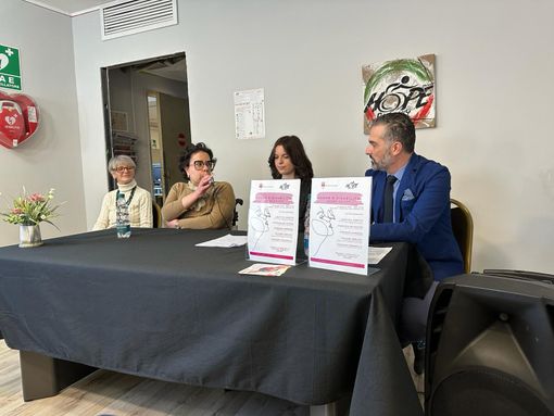 tavolata di relatori a un convegno tavolata di relatori a un convegno