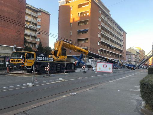 gru crollata in strada