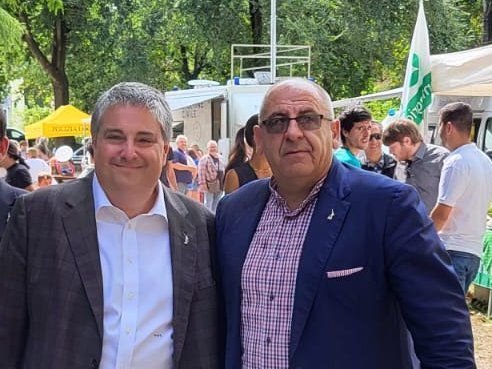 Nella foto da sinistra il parlamentare del territorio on. Alessandro Giglio Vigna e il consigliere regionale chivassese Gianluca Gavazza, presenti oggi alla Fiera. Nella foto da sinistra il parlamentare del territorio on. Alessandro Giglio Vigna e il consigliere regionale chivassese Gianluca Gavazza, presenti oggi alla Fiera.