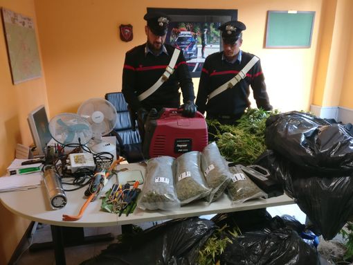 Gassino, la casa occupata era diventata un magazzino per la droga: due persone in manette [FOTO e VIDEO]