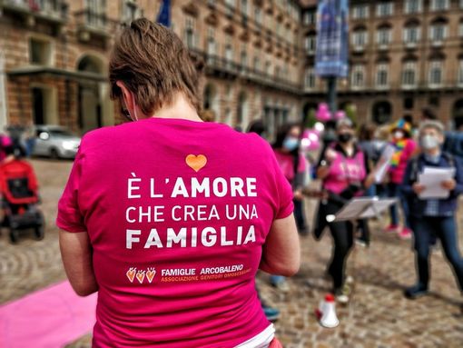 Ivrea affronta per la prima volta il caso di una coppia omogenitoriale