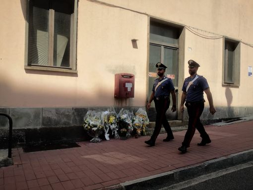 Carabinieri davanti a fiori alla stazione di Brandizzo Carabinieri davanti a fiori alla stazione di Brandizzo
