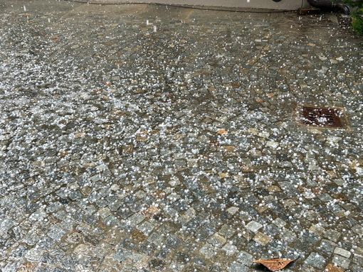 Forte temporale con grandinata nel Torinese: allagamenti e disagi, traffico in tilt