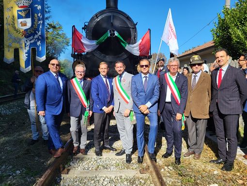 Gianluca Gavazza (Lega Salvini): "Grande successo per la riapertura della linea Chivasso-Asti con il primo treno storico" Gianluca Gavazza (Lega Salvini): "Grande successo per la riapertura della linea Chivasso-Asti con il primo treno storico"