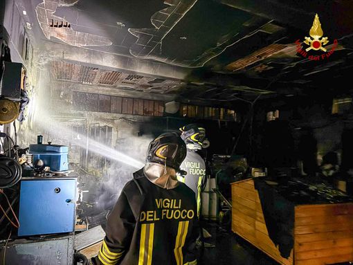 Incendio in un garage di Leinì, rogo spento dai Vigili del fuoco Incendio in un garage di Leinì, rogo spento dai Vigili del fuoco