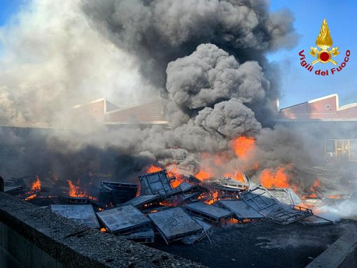 Incendio a Settimo Torinese, fiamme altissime: la colonna di fumo visibile da chilometri [FOTO]