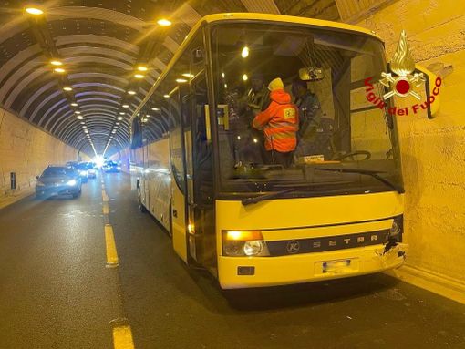 Un autobus turistico e due auto si tamponano in galleria: paura sulla Torino-Aosta. A bordo 48 passeggeri, 3 feriti Un autobus turistico e due auto si tamponano in galleria: paura sulla Torino-Aosta. A bordo 48 passeggeri, 3 feriti