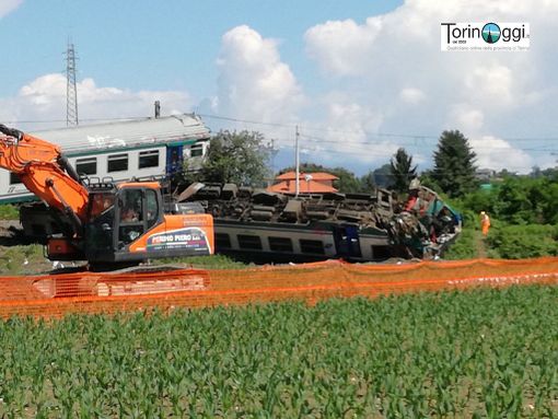 &quot;Un rumore fortissimo, la casa ha tremato, poi una nuvola di fumo e le urla dei feriti&quot; (FOTO E VIDEO GALLERY)