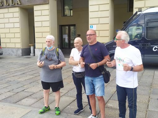 persone che manifestano in piazza