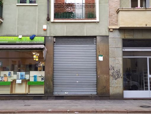 negozio con le serrande abbassate