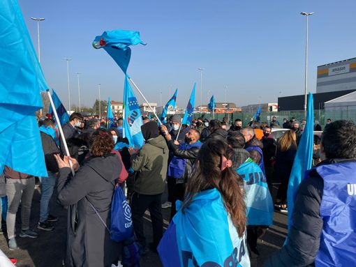 Lavoratori in presidio davanti ad Amazon Brandizzo Lavoratori in presidio davanti ad Amazon Brandizzo