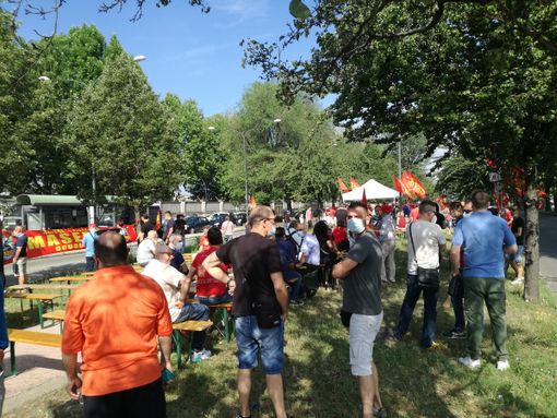 Dall'alba presidio Fiom davanti alla Porta Due Dall'alba presidio Fiom davanti alla Porta Due