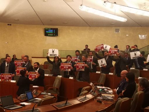 Referendum elettorale, opposizione protesta a Palazzo Lascaris: "Maggioranza bocciata"