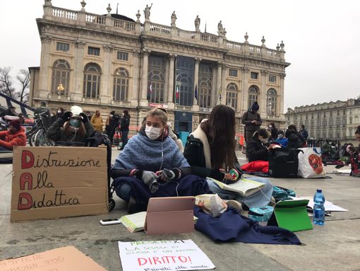 studenti in dad in piazza Castello