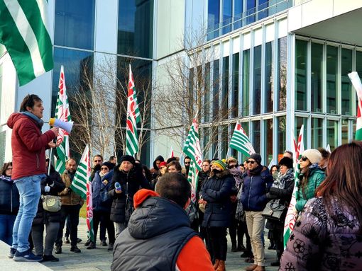 Lavoratori di Olisistem in sciopero davanti al grattacielo Intesa