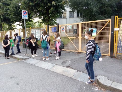 In Piemonte mascherine obbligatorie anche all'aperto vicino alle scuole