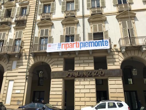 #RipartiPiemonte il nuovo striscione sul Palazzo della giunta regionale