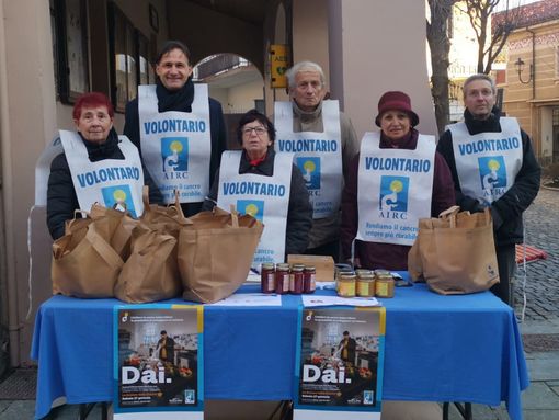 I volontari dell’associazione contro il cancro in piazza a Volpiano