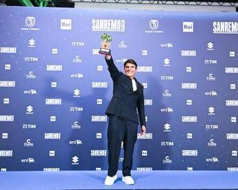 Sanremo, vince 'Per sempre sì' ma la Crusca boccia il testo: "Troppi luoghi comuni"