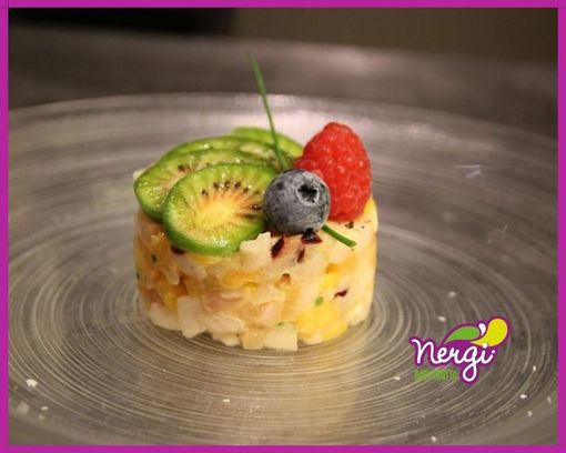 I mercoledì Veg di Ortofuit: oggi prepariamo la Tartare di ricciola e calamaro con Nergi e frutta