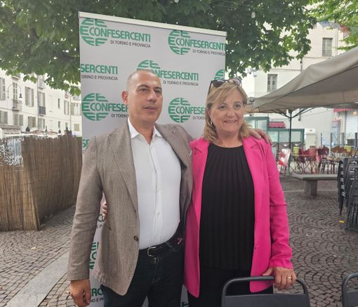 Due persone in primo piano, uomo e donna