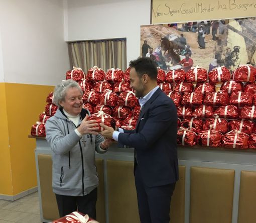 Donati centinaia di panettoni alla &quot;Mensa dei Poveri&quot;