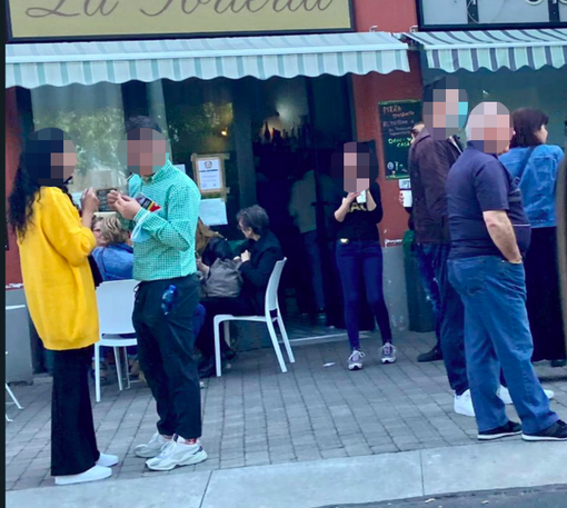 Aperta nonostante l'ordine di chiusura della Prefettura: continuano gli assembramenti della Torteria di Chivasso Aperta nonostante l'ordine di chiusura della Prefettura: continuano gli assembramenti della Torteria di Chivasso