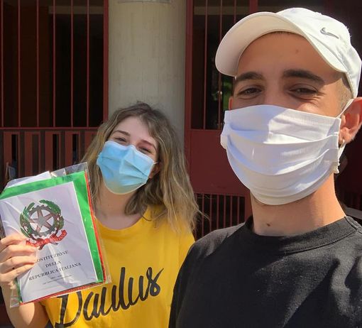 La consegna della Costituzione ai neo diciottenni La consegna della Costituzione ai neo diciottenni