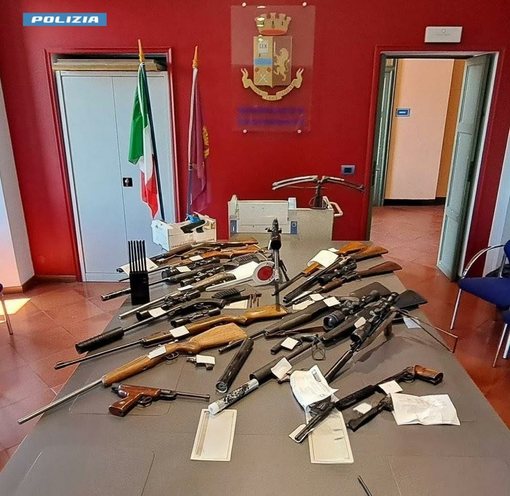 Le armi sequestrate dalla Polizia Le armi sequestrate dalla Polizia