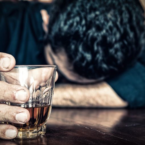 Alcolismo cronico: cos'è e come affrontarlo