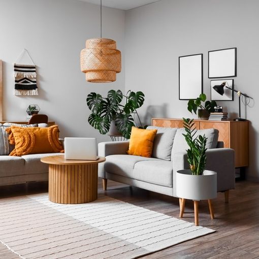 Arredare la zona living: guida alla scelta di un lampadario moderno