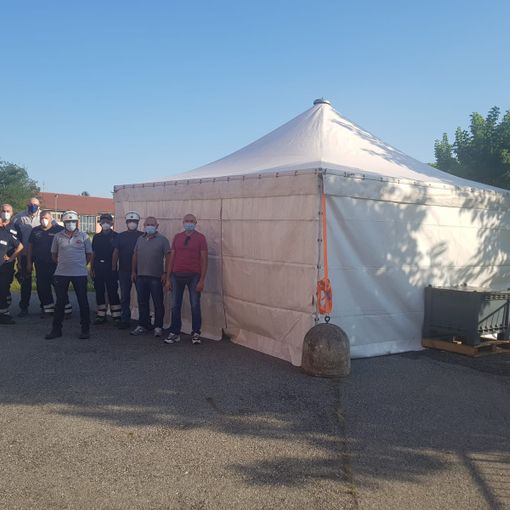 Le tende allestite all'esterno degli ospedali
