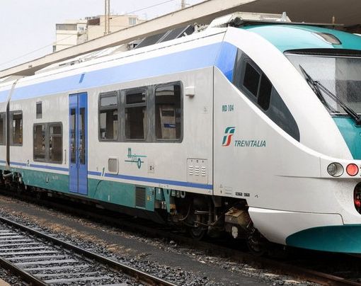 Chivasso, tenta di salire sul treno al volo forzando l'apertura delle porte: denunciato