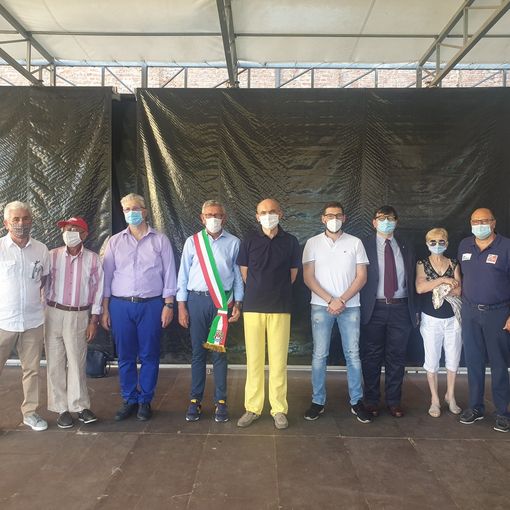 Chivasso premia gli eroi del Covid nel cortile del Municipio