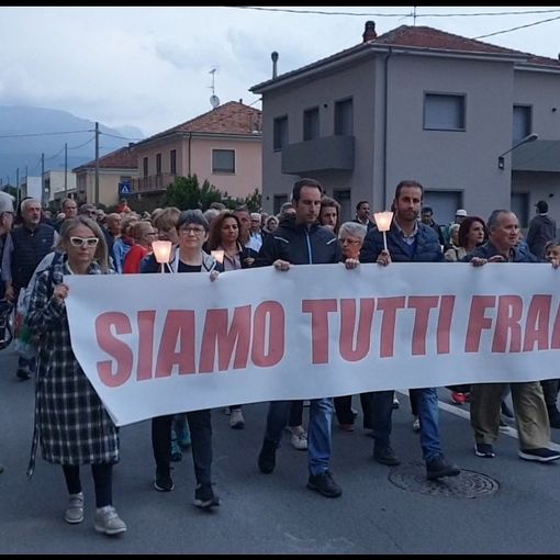 La fiaccolata di solidarietà al tabaccaio