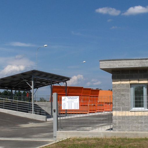 Da oggi riaprono gli ecocentri. Ma solo per sfalci e potature