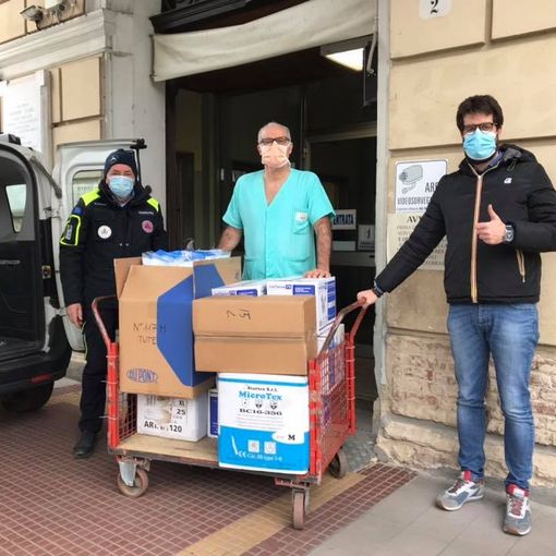 Il sindaco Vittorio Ferrero con Enzo Castenetto, direttore del reparto di Terapia Intensiva e Roberto Garione, coordinatore della Protezione civile di Crescentino