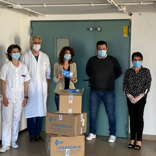 La consegna delle mascherine da parte di Paola Giannotti