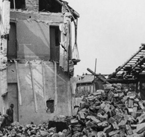 Un'immagine dei bombardamenti di Chivasso