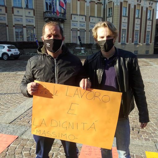 A Settimo la protesta dei commercianti: &quot;Ciao a tutti, sono Massimo e da lunedì mi incateno davanti al Comune&quot;: