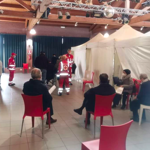 La Croce Rossa di Settimo Torinese durante le vaccinazioni al Centro Bosio