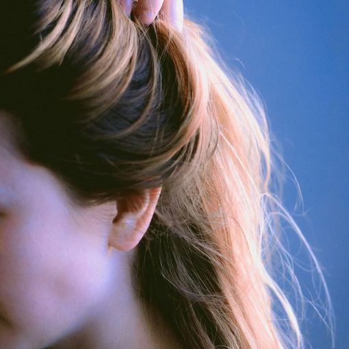 Colorazione permanente che copre i capelli bianchi: come fare?