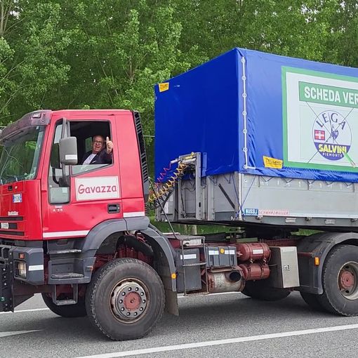 Gianluca Gavazza fa la campagna elettorale nel Torinese a bordo del suo tir