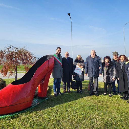 Gianluca Gavazza (Lega Salvini): &quot;Una scarpa rossa simbolo della lotta per i diritti delle donne e contro la violenza di genere&quot;