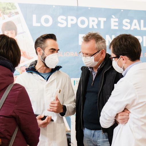 Appuntamento fieristico con stand e persone