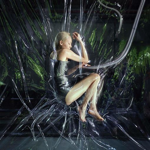 Persona sdraiata per una performance artistica