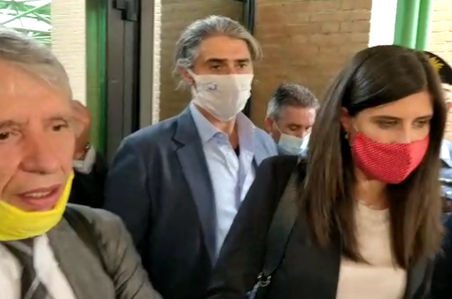 Chiara Appendino con l'avvocato Chiappero mentre esce dal tribunale